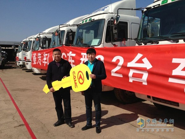 2013年，天津港一家大型物流公司一次性订购了22台华菱重卡