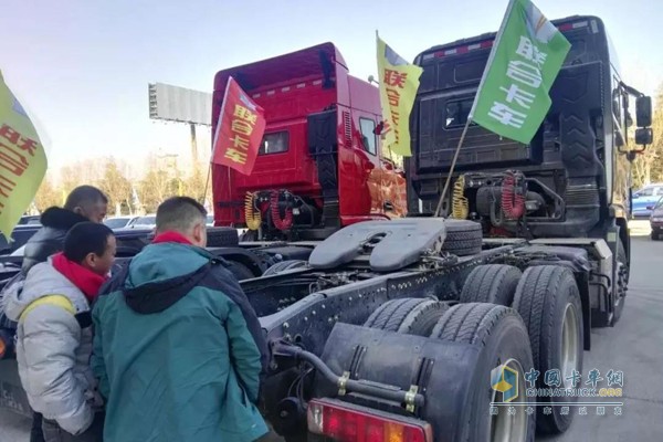 联合卡车滨海祥泰直营店用户现场看车