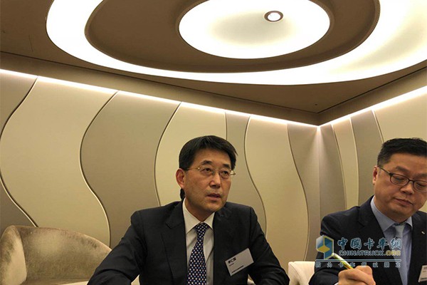 现代汽车商用事业本部长李仁哲接受中国卡车网记者采访