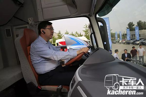 北京市委常委、副市长阴和俊体验福田欧曼超级卡车