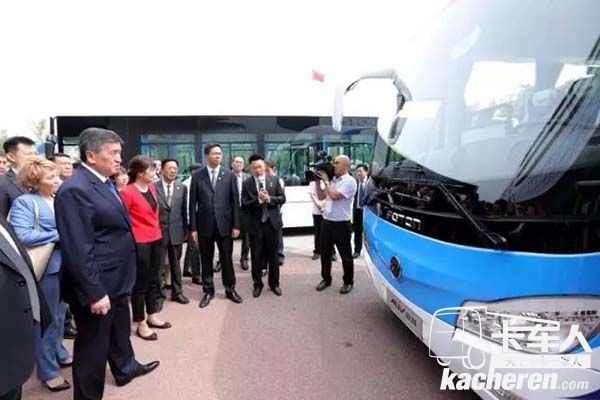 吉尔吉斯斯坦总统索隆拜•热恩别科夫一行领导参观福田汽车新能源产品