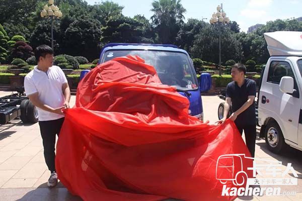 湖南东逸嘉汽车销售有限公司总经理邵奇和商务处经理朱小波共同揭开了东风途逸的红幕