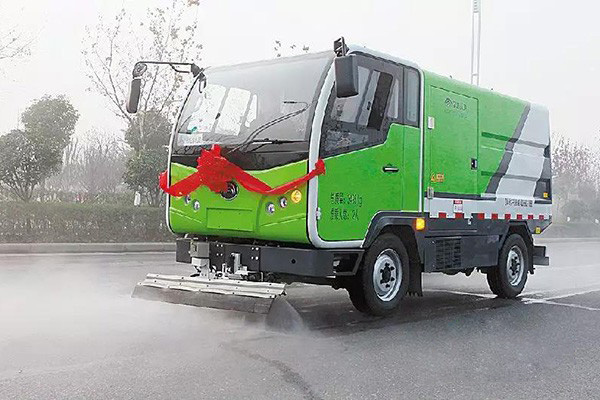 快充2小时作业6--7小时 首批新能源环卫车"上岗"