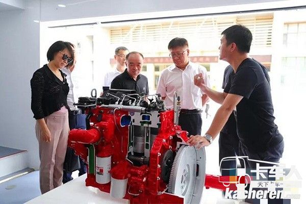 参会领导观摩康明斯矿山发动机