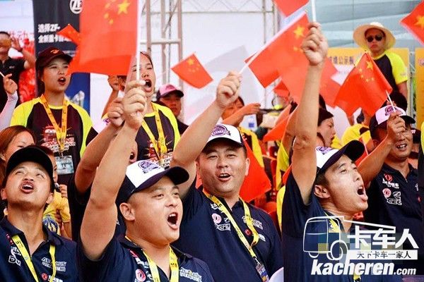 东风商用车与客户一同欢庆
