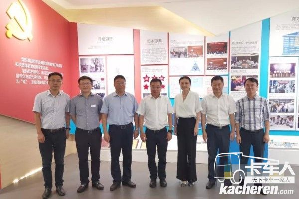 参观徐工集团产品体验厅