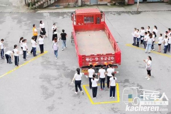克诺尔志愿者联盟成员为本次安全训练营安排了卡车盲区体验