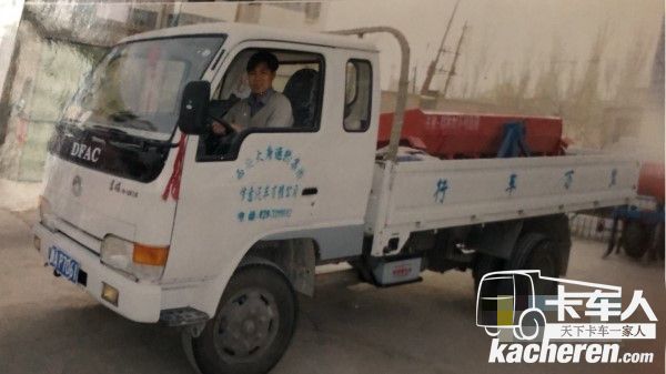 早年钟师傅在新疆拉货时的图片