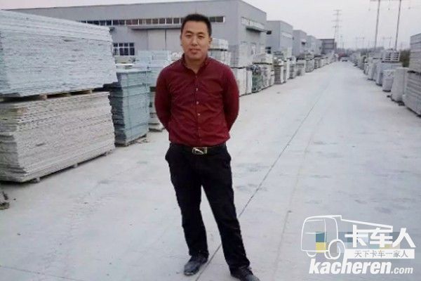 创业路上,高相甫在石材厂考察