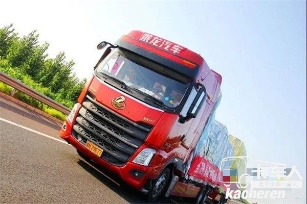 东风柳汽乘龙H7中置轴低平板牵引车