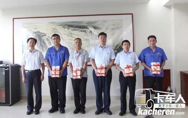 石喜军还为支部书记进行授书活动
