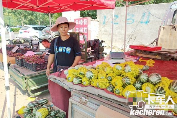 福田祥菱杨姐所在的菜市场，摊位管理费每天3元一米，可分季度交付