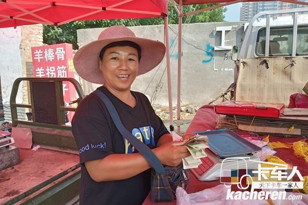 开着祥菱商务之星的杨姐，正在乐呵着点数钞票，今天卖得不错