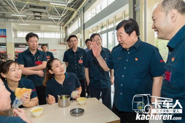 与员工详细交谈