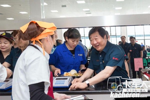 谭旭光与与员工一道排队取餐、就餐