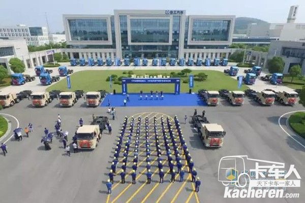 2019年,百台新能源纯电动自卸车发往深圳,支援“深圳蓝”