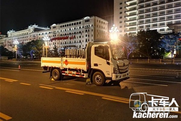 福田欧马可燃放烟花唯一用车在长安街沿线文艺晚会指定地点就位准备执行烟花燃放任务