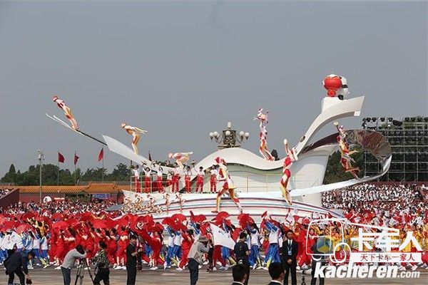 由福田汽车设计并制造的“体育强国”彩车通过天安门广场