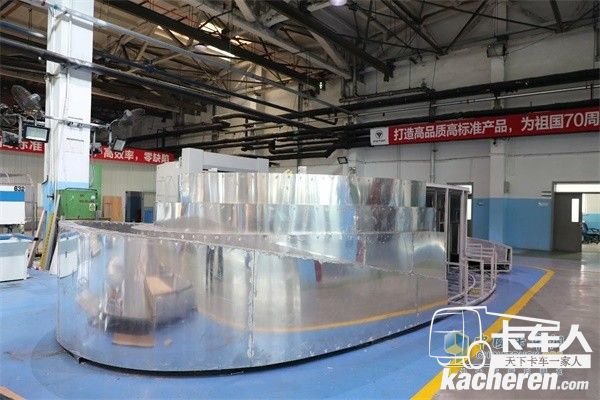 福田汽车国典用车生产车间正在改装中的“当家作主”彩车