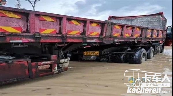 倪四栓驾驶中国重汽HOWO-T7H涉水为救援人员运送冲锋舟等救援物资