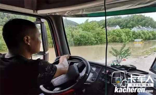 倪四栓驾驶中国重汽HOWO-T7H涉水为救援人员运送冲锋舟等救援物资