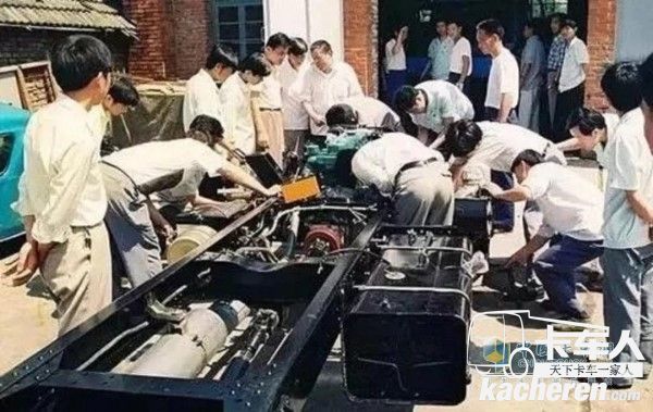 1990年,江淮第一台HFC6700系列底盘研制成功