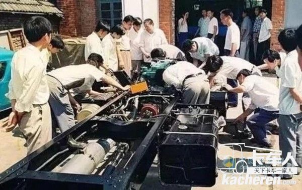 1990年，江淮第一台HFC6700系列底盘研制成功