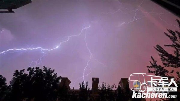 几内亚的雨季电闪雷鸣