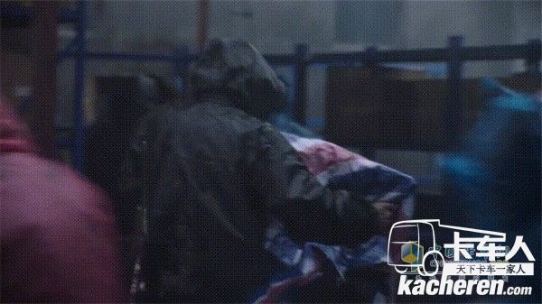 东风柳汽风雨无阻 日夜搬货