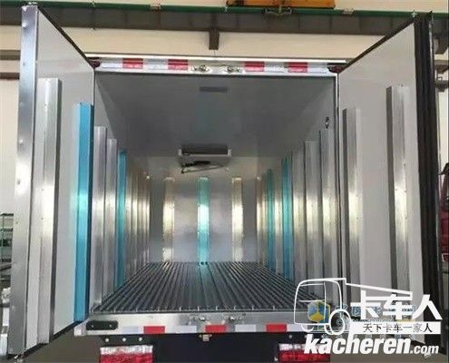 骏铃V6冷链车型货箱整体采用轻量化厢体底板及副车架骨架结构