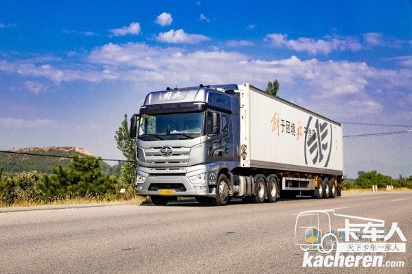 搭载奥威6DM3发动机的J7豪华版物流牵引车