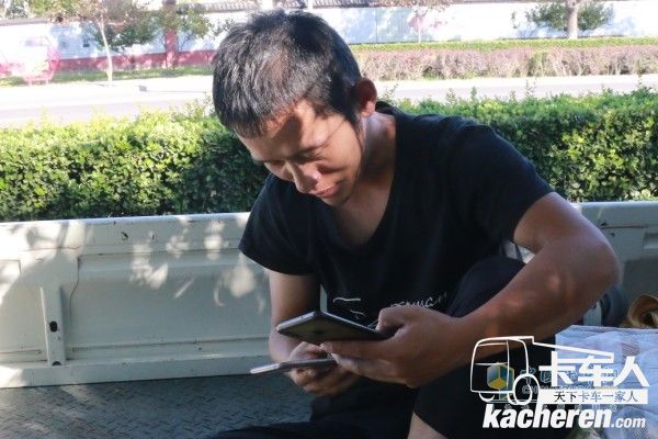 福田祥菱李红江盯着他的两个手机抢单