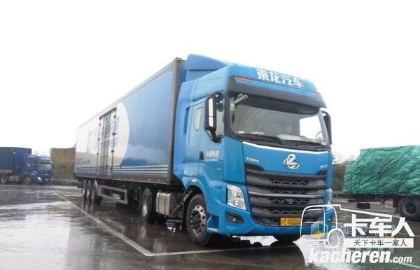 服务于中通快递的乘龙汽车