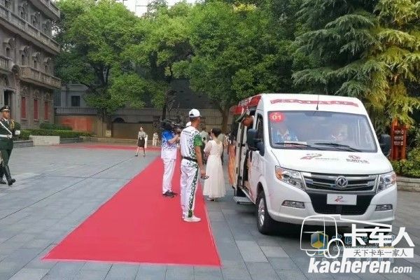 东风御风护航第七届军运会火炬传递