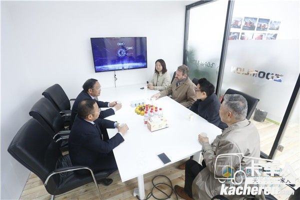 戴姆勒卡客车(中国)有限公司首席执行官科锐铭(Ralf Kraemer)与中联重科领导交流