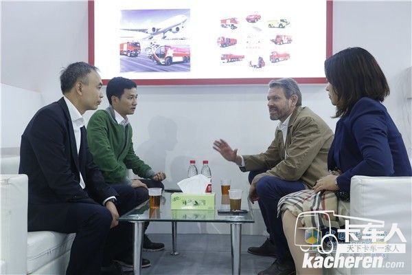 戴姆勒卡客车(中国)有限公司首席执行官科锐铭(Ralf Kraemer)与永强奥林宝领导交流