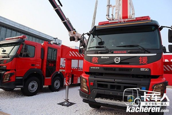 搭载沃尔沃卡车FMX底盘的新一代“国六”48米大跨度举高喷射消防车(右)