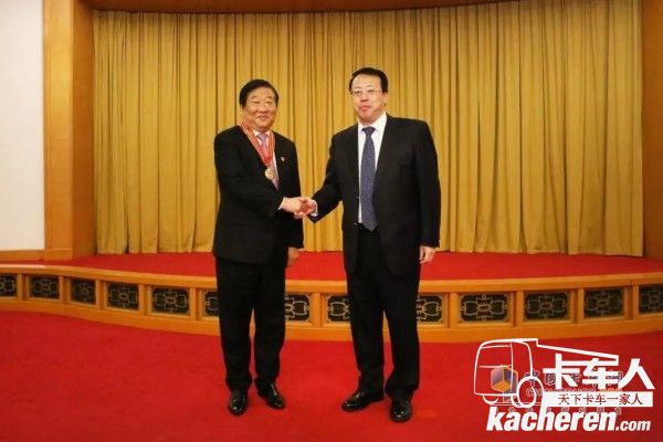 龚正为谭旭光颁发省长质量奖奖章
