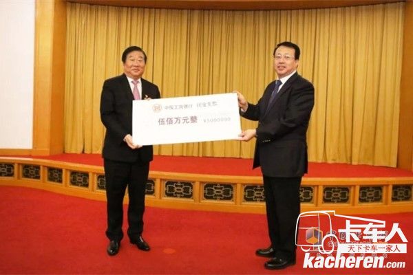 龚正为潍柴动力颁发奖金，谭旭光代表企业上台领奖