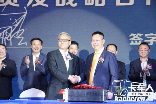 龙蟠科技董事长石俊峰(右一)与明天氢能公司董事长王朝云(左一)签订战略投资及战略合作协议