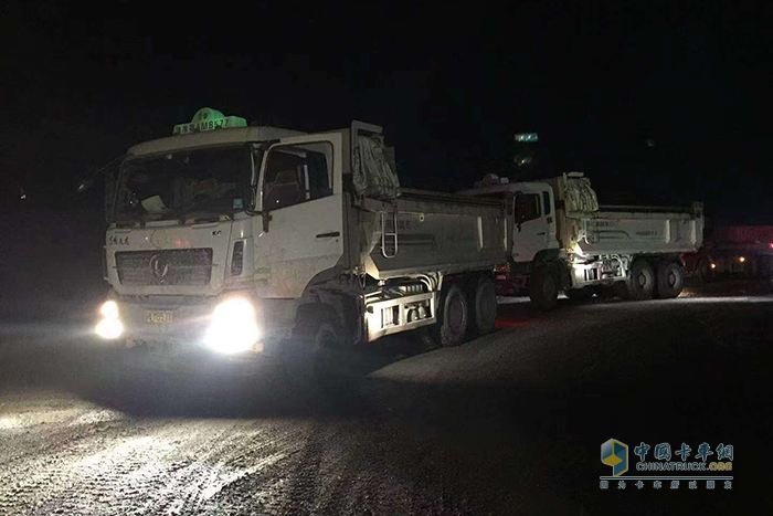 火神山医院建设现场，数十台东风天龙KC正在昼夜不停地运转