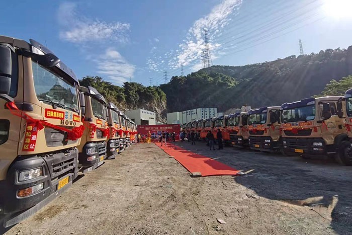 20台豪沃TX国六自卸车批量交车仪式