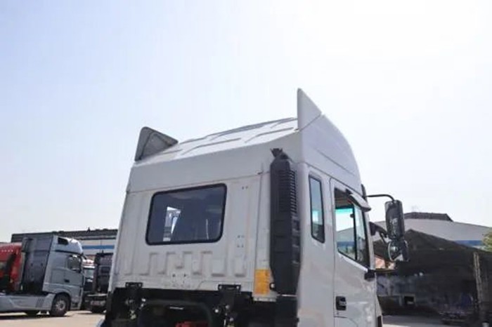 江淮重卡A5X冷藏运输车采用了斜坡高顶设计