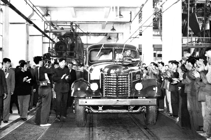 1956.7.13 第一辆解放卡车驶下生产线