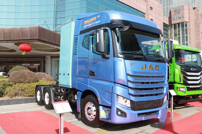 跨越6×4氢燃料牵引车