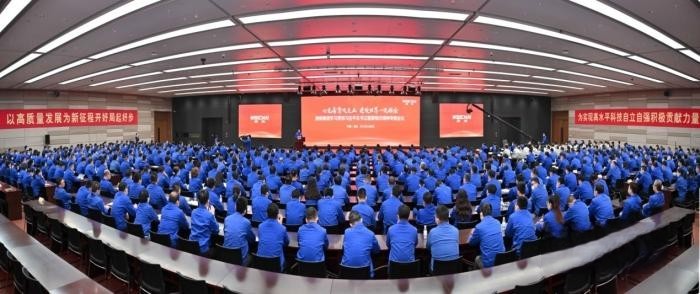 2023年3月8日,是习近平总书记对潍柴集团发展作出重要指示五周年,当天上午9点,潍柴集团召开“心无旁骛攻主业建设世界一流强企”千人专题会议,重温总书记重要指示,号召全体员工牢记嘱托,坚定不移沿着总书记指引的道路前行,奋力书写更加亮丽的“新答卷”。