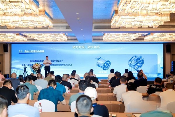 践行“用户共创” 宇通重卡全系新品共创大会在郑举行