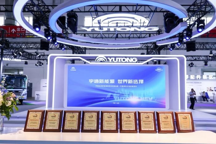 新一代三电系统重磅亮相!宇通打造新能源商用车“绿色天团”