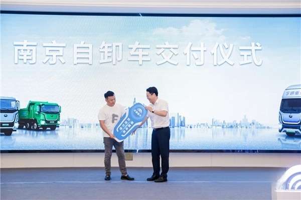现场签约超百台!宇通重卡全系新品亮相南京