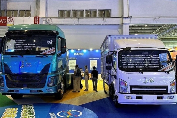 在京津冀氢车协同发展展区，两辆河北“特产”——长征汽车氢能卡车引人关注。